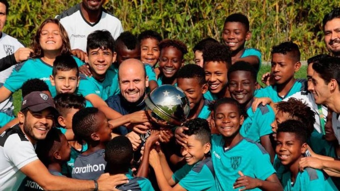Các học viên của lò IDV chụp ảnh cùng chiếc cúp Copa Sudamericana 2019. Ảnh: Diario AS