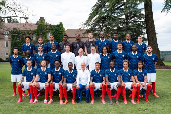 Dembele và Mbappe ngồi cạnh HLV Didier Deschamps trong bức hình chính thức của ĐT Pháp trước ngày lên đường dự World Cup 2026