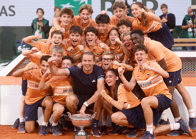 Zverev chia vui cùng đội ngũ nhặt bóng ở Roland Garros. Ảnh: ATP