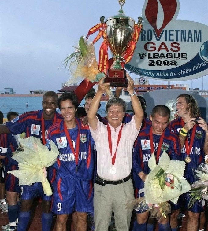 HLV Lê Thuỵ Hải và chiếc cúp vô địch V.League của Becamex Bình Dương năm 2008. Ảnh: CTV