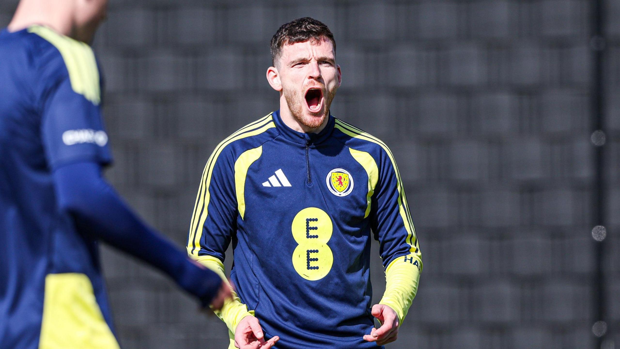 Robertson đang trên đường vượt qua kỷ lục 102 lần khoác áo ĐT Scotland của huyền thoại Dalglish 
