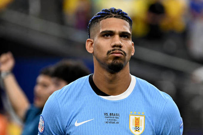 Ronald Araujo trở lại Barca điều trị chấn thương