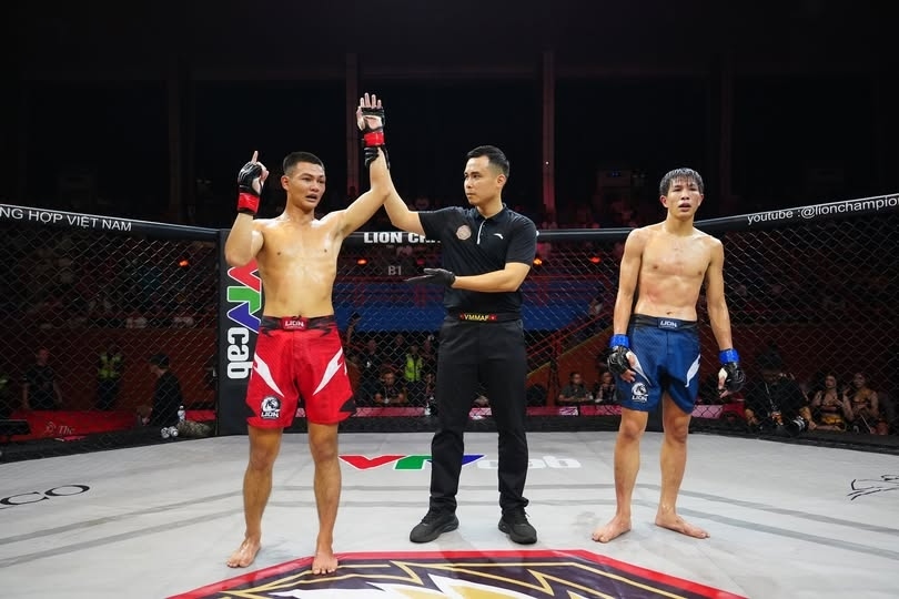 Lê Quang Linh thắng Phan Trọng Hiếu bằng tính điểm đồng thuận tại LION Championship 32