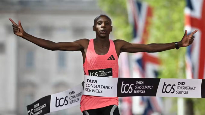 Sawe cán đích ở London Marathon 2026, trở thành người chạy đầu tiên trong lịch sử đạt mốc sub2 môn marathon. Ảnh: AFP