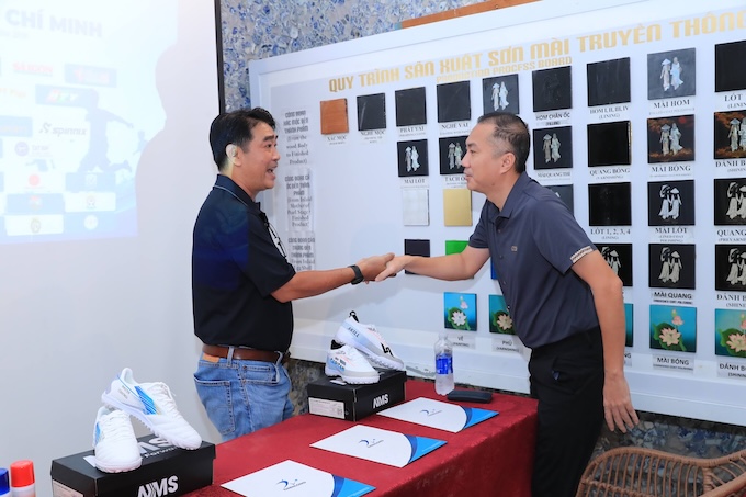HLV Trần Minh Chiến và Phó chủ tịch VFF - ông Nguyễn Xuân Vũ tại hội thảo. Ảnh: Trần Cường