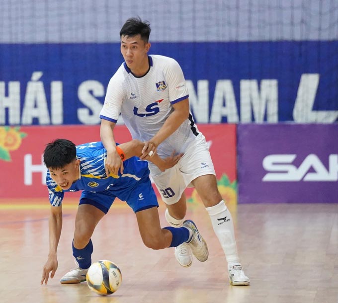 Sahako (áo xanh) đã chơi nỗ lực và có trận hoà xứng đáng - Ảnh:  Nguyễn Khanh
