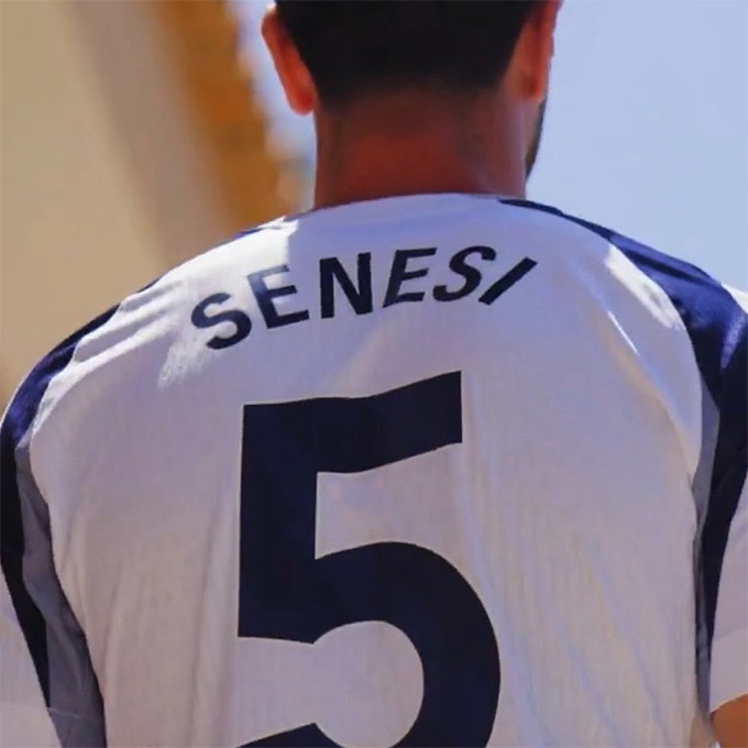 Senesi khoác áo số 5 tại Tottenham