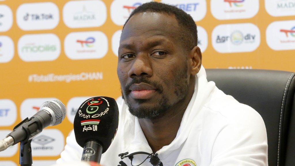 Pape Thiaw, HLV trưởng của ĐT Senegal, ban đầu từ chối lên bay sang Mỹ để phản đối việc LĐBĐ Senegal nợ lương nhiều tháng 