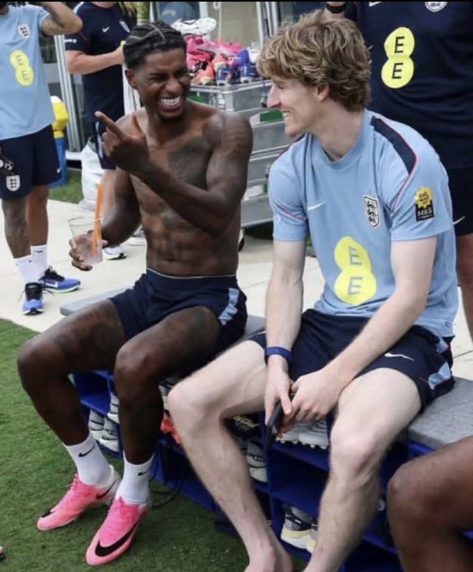 Gordon tới Barca còn Rashford (trái) phải quay về MU
