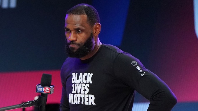 Dù là một tượng đài của NBA, LeBron James cũng không tránh khỏi nạn phân biệt chủng tộc. Ảnh: Sky Sports