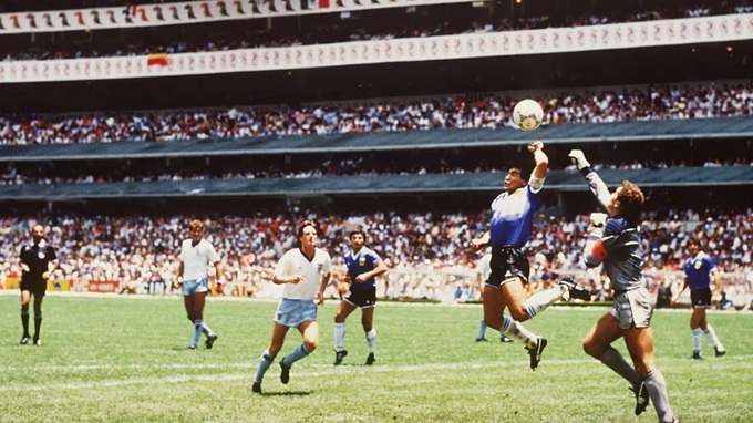 Pha ghi bàn bằng tay kinh điển của Maradona trên sân Azteca trong trận gặp Anh tại tứ kết World Cup 1986