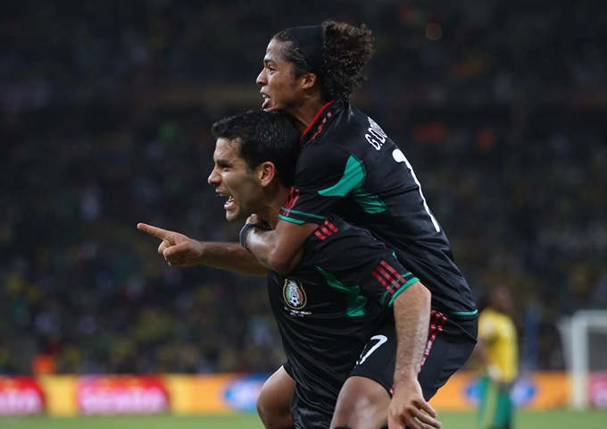 Giovnni Dos Santos ăn mừng cùng Rafael Marquez sau khi Mexico gỡ hòa 1-1 trước Nam Phi tại trận khai mạc World Cup 2010