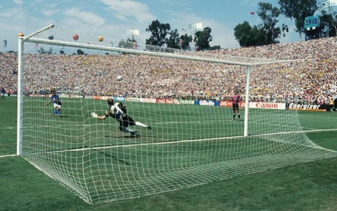Khoảnh khắc Roberto Baggio thực hiện quả penalty... lên trời
