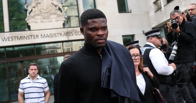 Hình ảnh Thomas Partey ra hầu tòa ở Anh