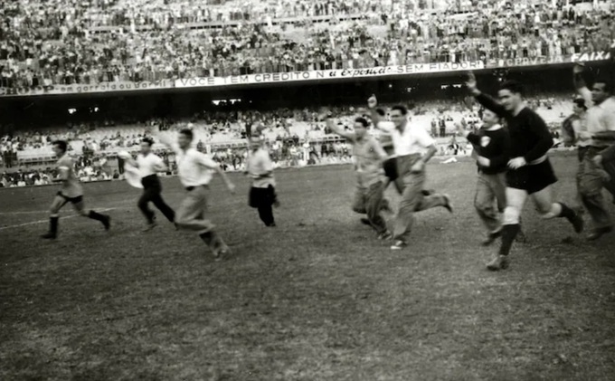 Niềm vui của các cầu thủ Uruguay trên sân Maracana