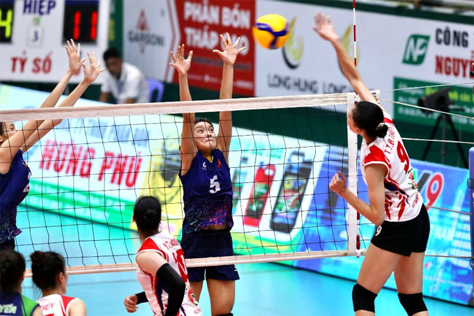Ánh Thảo (số 5) có khả năng bám chắn nhanh, kín trước những cú đập uy lực từ đối thủ