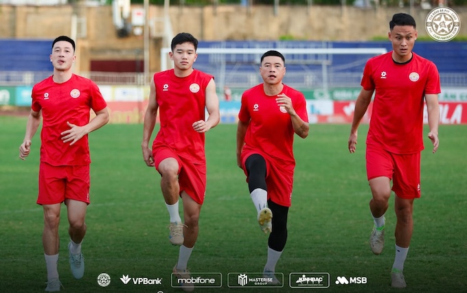 Các cầu thủ PVF-CAND tập luyện tích cực cho trận play-off. Ảnh: FBNV