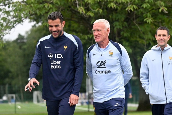 Theo Hernandez rất thân thiết với HLV Deschamps. Ảnh: Corriere della Sera