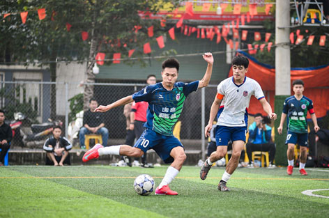 Mùa hè là thời điểm các sân phủi sôi động hơn bao giờ hết