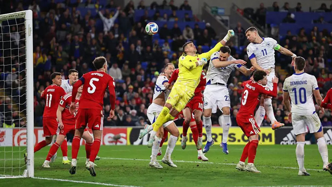 Khoảnh khắc Dzeko đánh đầu tung lưới Xứ Wales