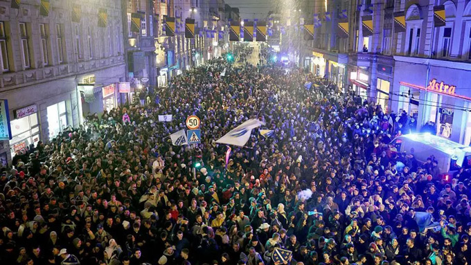 Người dân Bosnia đổ ra đường ăn mừng sau khi đội tuyển nước nhà đoạt vé dự World Cup 2026