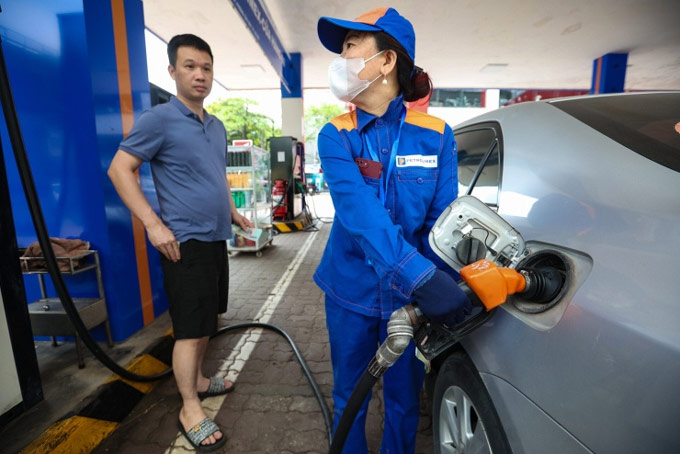 Giá xăng dầu hôm nay 12/6: Giá xăng trong nước đồng loạt giảm