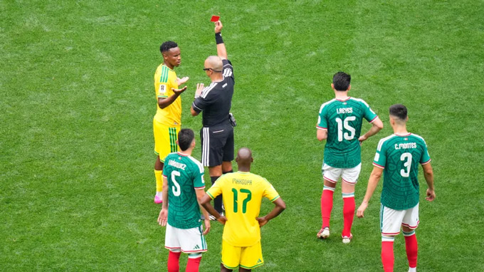 Nam Phi đã phải nhận 2 thẻ đỏ ở trận khai mạc World Cup 2026 gặp Mexico