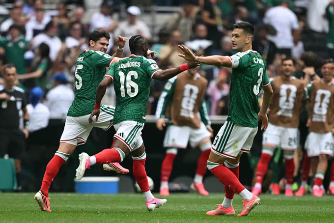 Quinones trở thành cầu thủ đầu tiên ghi bàn tại World Cup 2026 - Ảnh: AFP