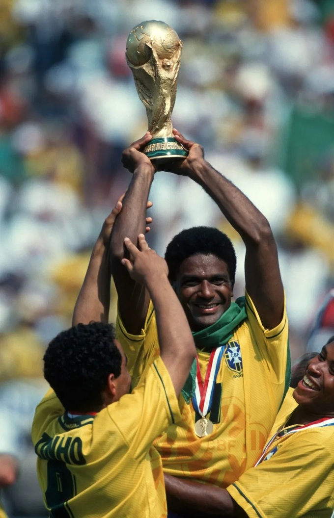 Ông bố Mazinho của Rafinha từng vô địch World Cup 1994 cùng ĐT Brazil. Ảnh: Jornal da Paraiba