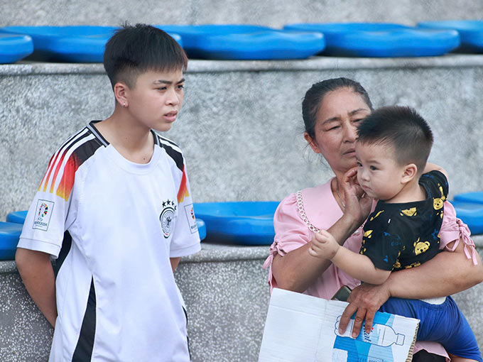 Lê Thị Anh Trúc cùng bà nội và em họ có mặt ở vòng sơ loại tuyển chọn tài năng bóng đá nữ. Ảnh: Đức Cường