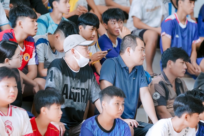 Gương mặt âu lo của các phụ huy khi theo dõi con em dự thi. Ảnh: Nguyễn Khánh