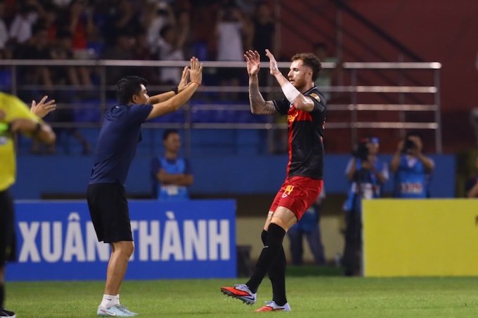 Niềm vui của Ninh Bình khi có bàn rút ngắn tỷ số. Ảnh: Minh Tuấn 
