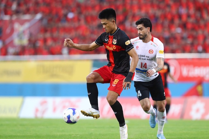 Các cầu thủ Ninh Bình có không ít cơ hội, nhưng họ đã không tận dụng được. Ảnh: Minh Tuấn 