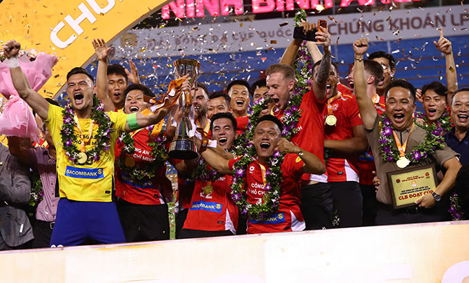 Tại V.League 2025/26, CLB Công an Hà Nội xuất sắc cân bằng kỷ lục điểm số khi vô địch (64 điểm) của CLB Hà Nội. Trong khi đó, CLB Công an TP.HCM đứng hạng 5 chung cuộc