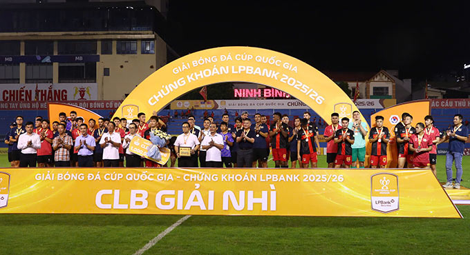 Không thể tìm được bàn gỡ hòa, Ninh Bình chấp nhận thất bại 1-2 và nhìn đối thủ nâng cao chiếc cúp vô địch
