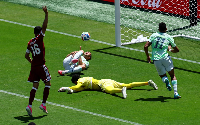Quả penalty mà Thụy Sĩ được hưởng trước Qatar gây ra nhiều tranh cãi