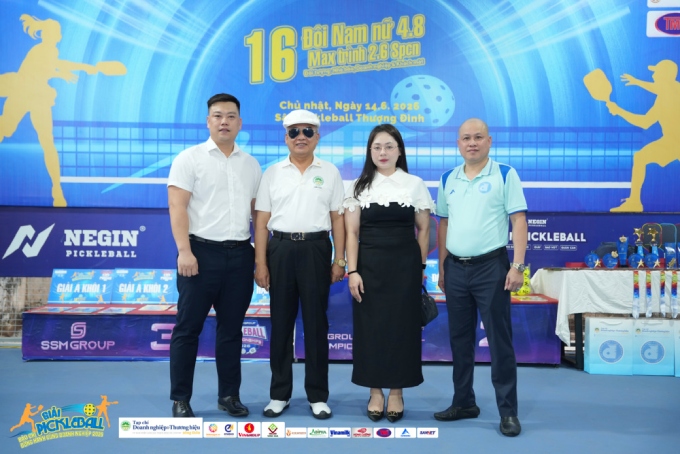 Nhà báo Nguyễn Nam Thắng - Tổng biên tập tạp chí  Doanh nghiệp và Thương hiệu nông thôn - Trưởng ban tổ chức (Thứ nhất từ phải sang - áo xanh)