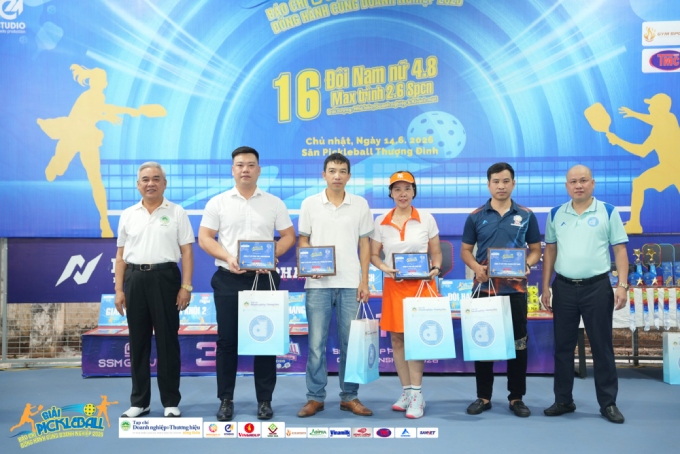 Ban tổ chức trao kỷ niệm chương cho các nhà tài trợ