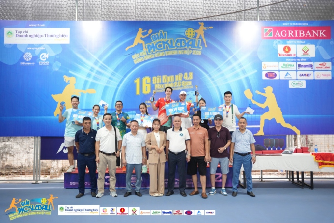 Ban tổ chức và các nhà tài trợ chụp ảnh lưu niệm cùng các cặp đôi giành chiến thắng Nhất, nhì, ba của mùa giải