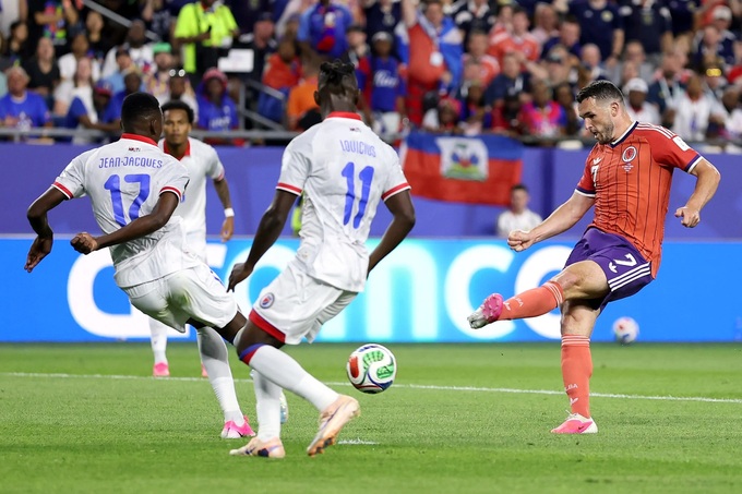 Tình huống sút tung lưới Haiti của McGinn