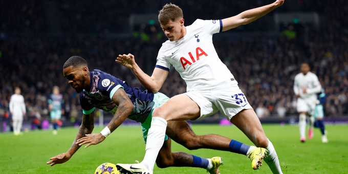 Van de Ven là điểm sáng hiếm hoi của CLB Tottenham ở mùa 2025/26