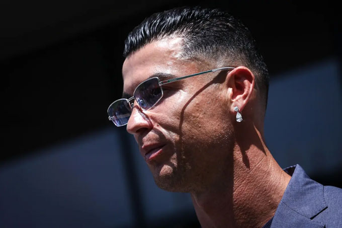Ronaldo gây sốt với khuyên tai kim cương 