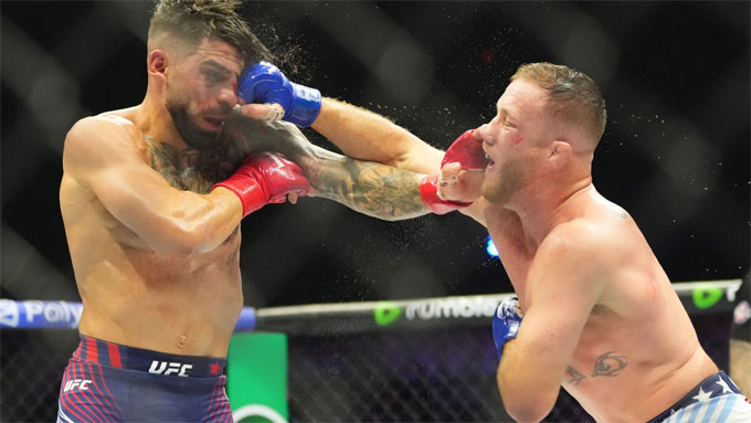 Justin Gaethje (phải) ra đòn với Ilia Topuria tại sự kiện UFC Freedom 250