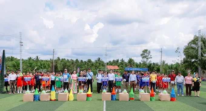 Đại diện LĐBĐ Việt Nam trao quà cho các đội bóng tham dự. Ảnh - Hà Quỳnh Đức