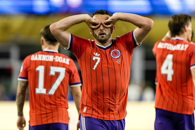 McGinn ăn mừng bàn thắng vào lưới Haiti