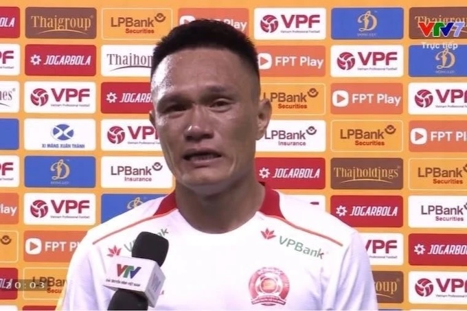 Những giọt nước mắt của Quang Hùng khi trả lời phỏng vấn truyền hình. Ảnh: Minh Tuấn