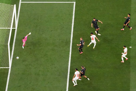 Cú đánh đầu gỡ hòa 2-2 của Mohebi cho Iran