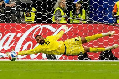 Mohammed Al-Owais đã có màn trình diễn điểm 10 trong trận hòa 1-1 giữa Saudi Arabia và Uruguay