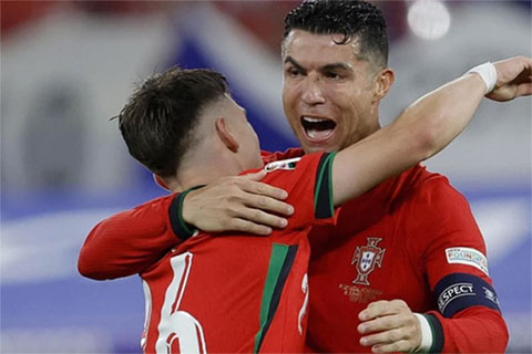 Ronaldo mới ghi 8 bàn ở World Cup, nhưng là người đầu tiên ghi bàn ở 5 kì