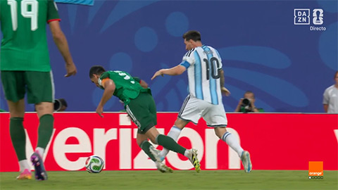 Pha đạp chân hậu vệ đối phương gây bão của Messi